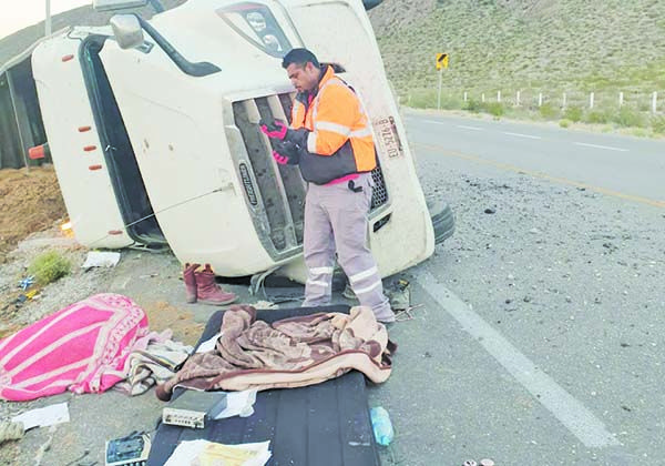 Trailero se voltea en la Carretera 30