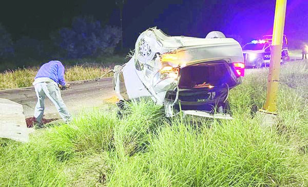 Cafre hace volcar a conductor en la 30