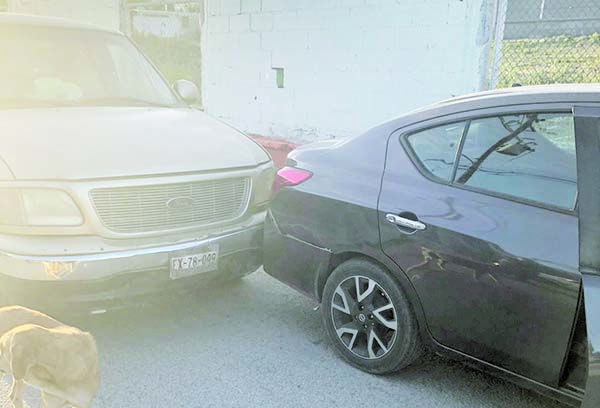 Frena su carrera chocando carro