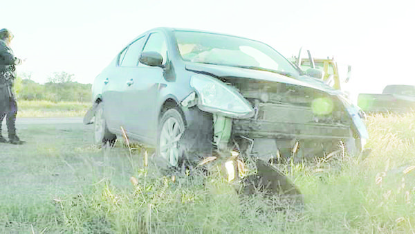 Destroza su auto al chocar con una pipa