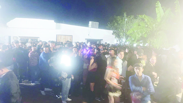 Revientan policías fiesta de Halloween