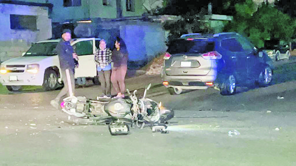 Termina motociclista con raspones en choque