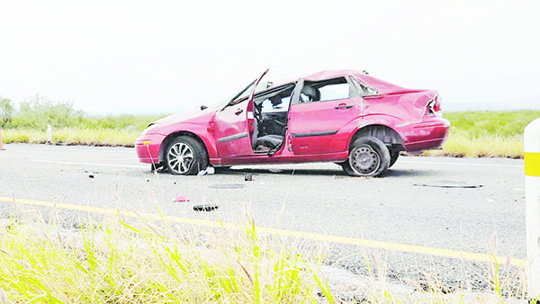 Grave familia al volcar auto