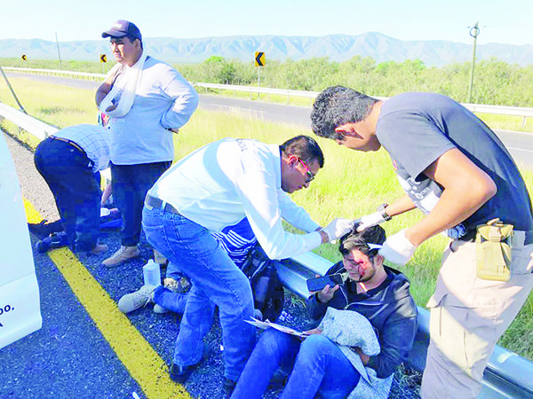 Aun hospitalizados los heridos de volcadura