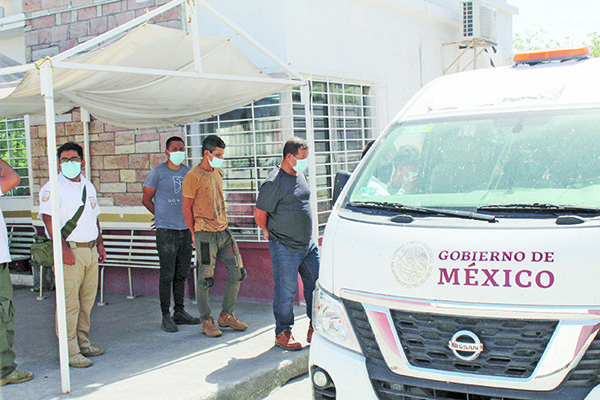 Riñen indocumentados en oficinas de migración