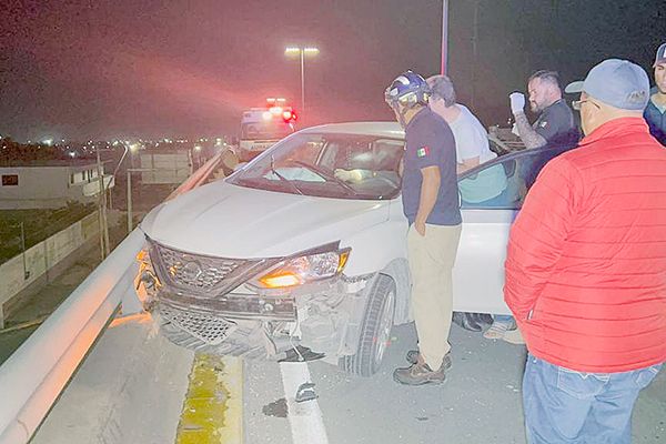 Se salva de caer desde un puente