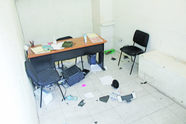 Enferma mental destroza oficina