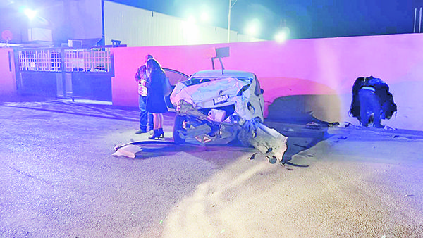 Tráiler proyecta carro contra barda
