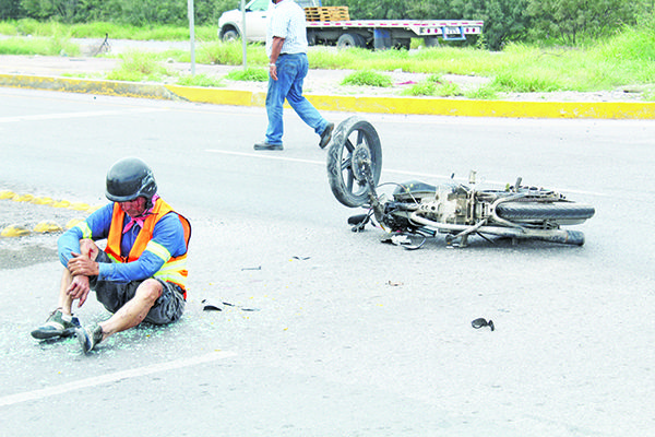 Tumba mujer a motociclista