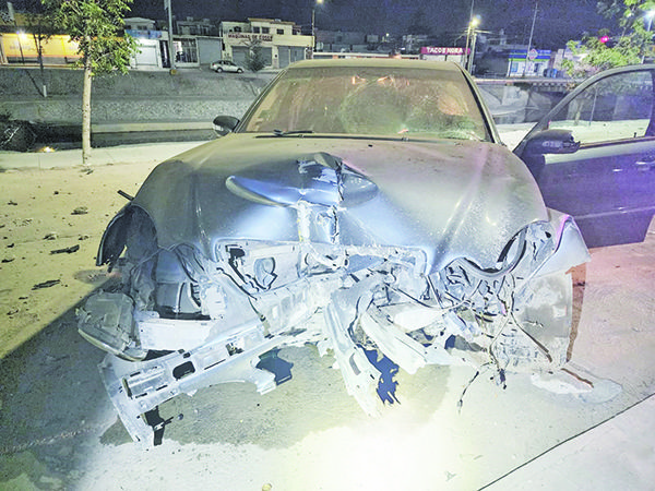 Destroza auto al chocar con muro
