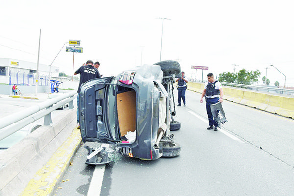 Se duerme al volante y maromea en puente