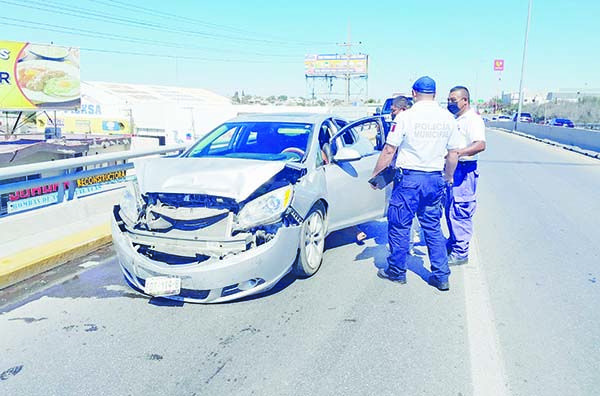 Embarra carro detrás de una camioneta