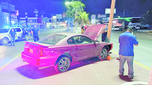 Estampa Mustang contra una luminaria