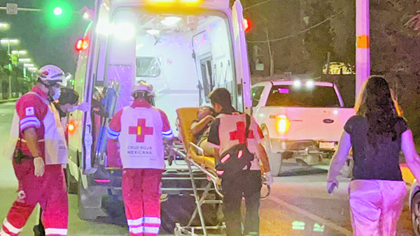 Mujer herida al destrozar su auto
