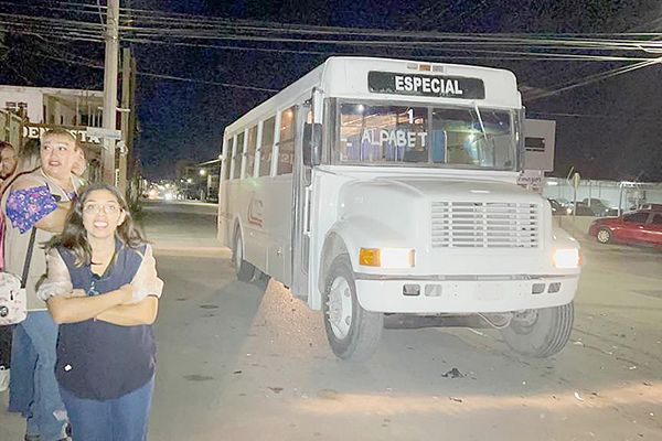 Briago se embarra en camión de personal
