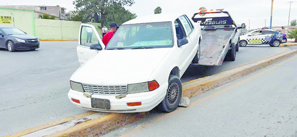 Se distrae y trepa carro a camellón