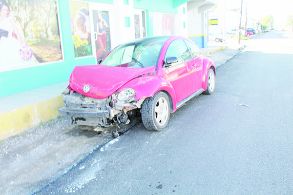 Destroza auto y se da a la fuga