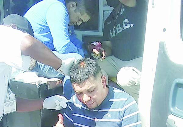 Tres heridos al volcar en curva