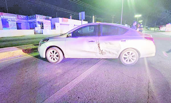 Choca taxista y niega la responsabilidad