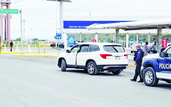 Sufre infarto en una camioneta