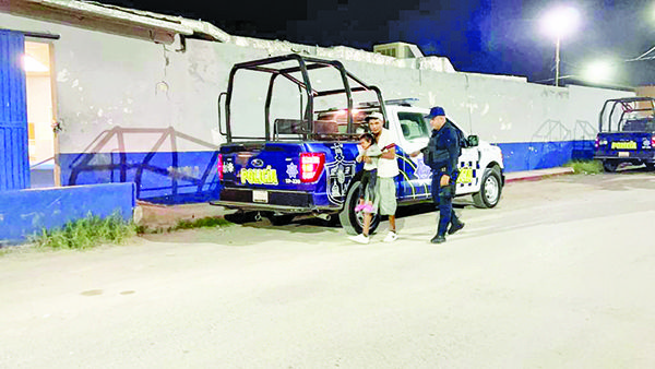 Carga a su hija mientras se droga
