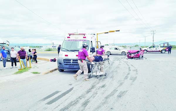 Embarra carro contra una troca