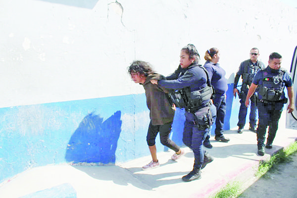 Liberan a Karla y se poner violenta