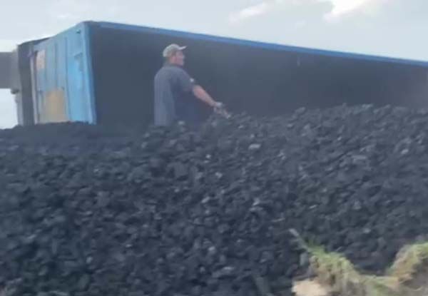 Tráiler carbonero se recuesta en carretera