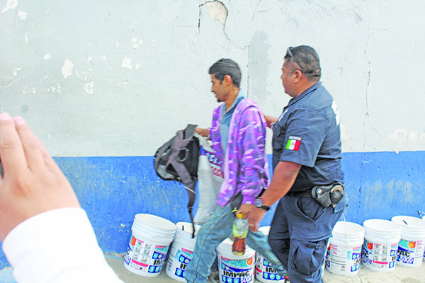 Harta a vecinos y acaba en prisión