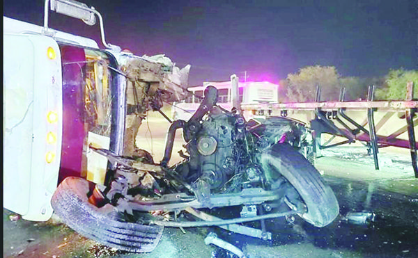 Sobreviven de milagro a volcaduras de tráiler