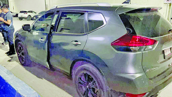 Mozalbetes causa daños en camioneta