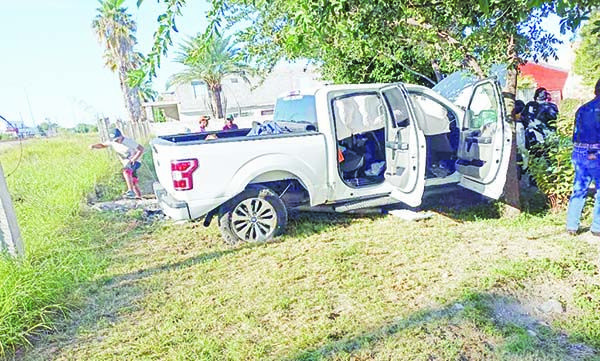 Troca se estampa contra muro de casa