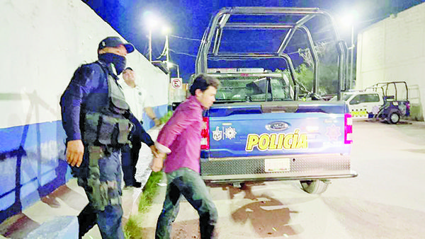 Se embriaga y carga cuchillo