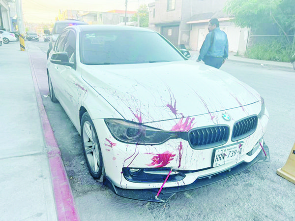 Código rojo por auto bañado en sangre