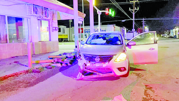 Mujer proyecta automóvil contra muro en el Juárez