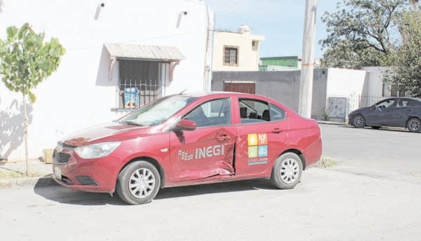 Empleado de INEGI se vuela alto y choca
