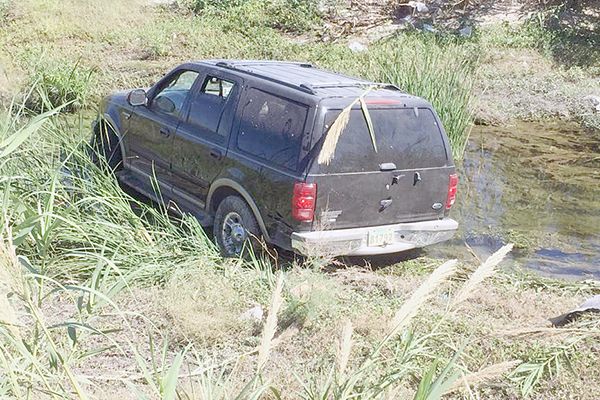 Mete camioneta en aguas del río