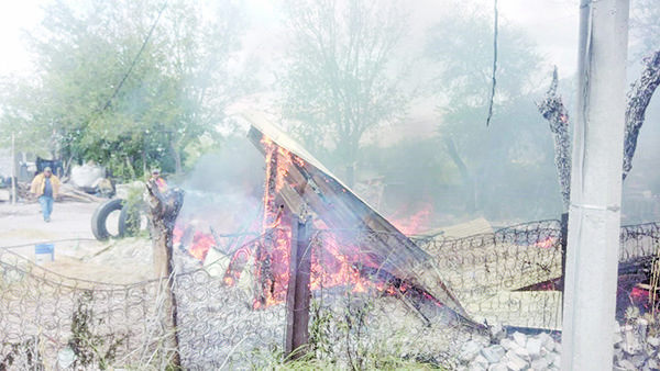 Arde humilde vivienda