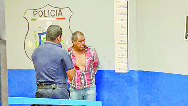 Ebrio agresivo amenaza a mujer