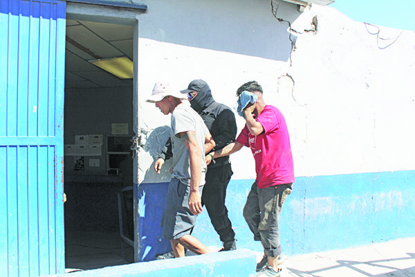 Par de chatarreros saqueaban vagones