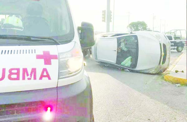 Vuelca tras trepar en una banqueta