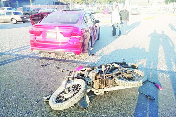 Mujer embiste a motociclista