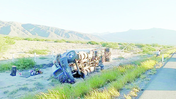 Tráiler se recuesta en la Carretera Federal