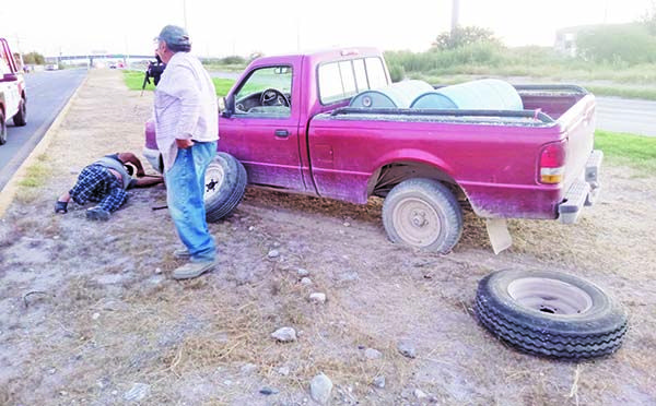 Le truena llanta y acaba en camellón