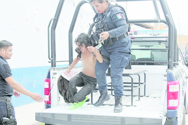 Desquiciada mujer deambula desnuda