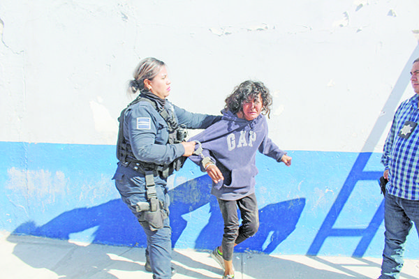 Irrumpe enferma mental en una zona residencial