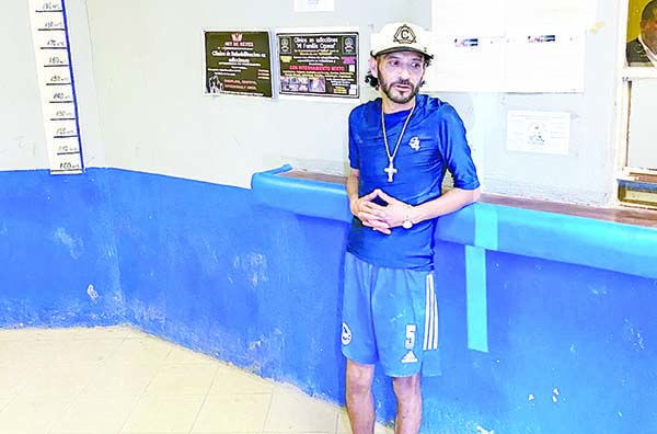 Intenta lanzarse de puente para morir