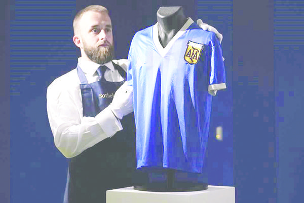 Exhibirán playera de Maradona en Qatar