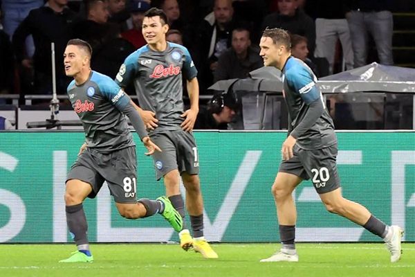 Golea el Nápoli de Hirving Lozano al Ajax de Edson Álvarez