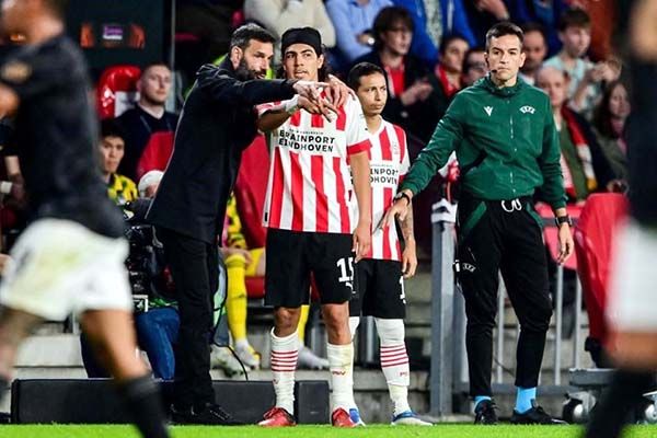 Doblegan el PSV y Érick Gutiérrez al Arsenal
